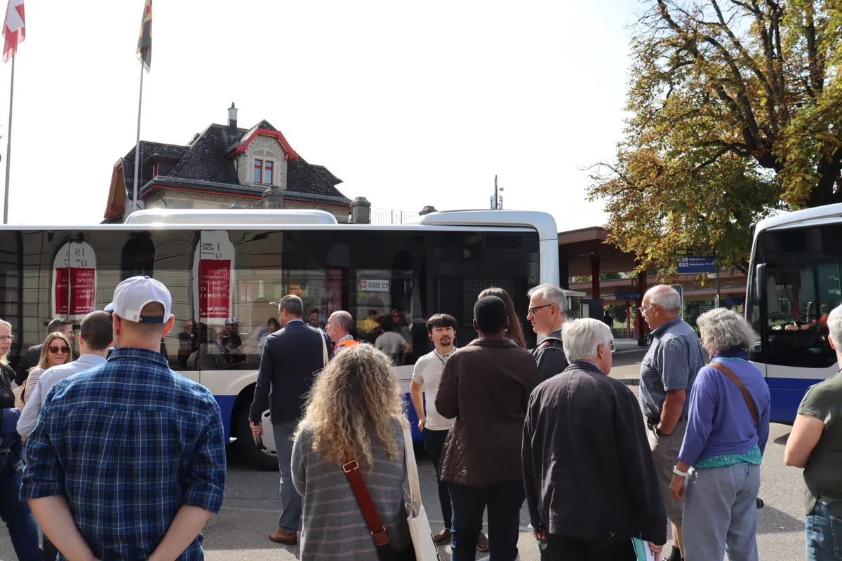 Menschen laufen am Bahnhof Wetzikon